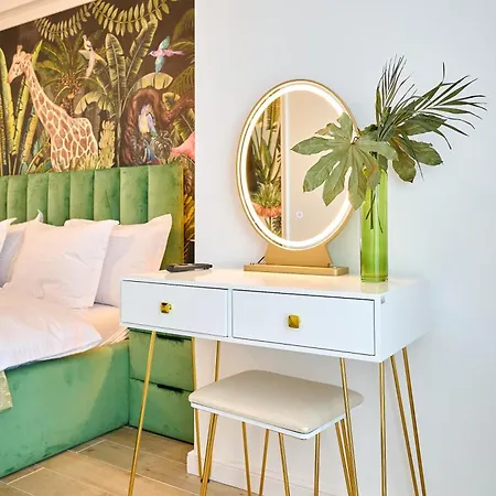 Tropicana - Infinity Pool & Lägenhet Năvodari