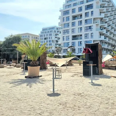 Tropicana - Infinity Pool & Lägenhet Năvodari